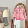 Set di abbigliamento Set da due pezzi Bottone pied de poule sul davanti Rosa Bambino Neonate Abiti autunnali Maglione lavorato a maglia a maniche lunghe Top Minigonna a pieghe 230923