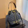 Sac de marque de luxe pour femmesLe sac seau fourre-tout matériel original peut être porté sac à dos croisé chaîne en métal à carreaux de diamant classique logo en métal inférieur groupé