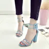 Sandaler Kvinnor Summer Square Heel Round Head Metal Buckle Solid Color Transparent Ankel Strap High Heels Party Woman Shoes