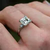 Eheringe Huitan Minimalistischer Princess Cut Quadratischer Zirkonia Ring für Frauen Verlobungszubehör Modeschmuck Tropfen