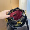 Женская сумка люксового брендаОригинальная сумка-ведро с фурнитурой, которую можно носить, рюкзак через плечо, классическая металлическая цепочка с ромбовидной клеткой в комплекте с металлическим логотипом внизу
