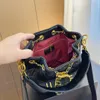 Bolsa de marca de luxo femininaBolsa de balde de hardware original pode ser usada mochila de corpo cruzado clássica corrente de metal com verificação de diamante empacotada com logotipo de metal inferior