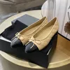 Designer balettlägenheter äkta läderkvinna loafers casual skor storlek 35-42 designers skor bröllop fest lyxig topp quilty sammet säsongsbetonad med låddammväska