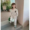 Set di abbigliamento coreano primavera autunno bambini vestiti per ragazze set cotone pantaloni larghi a gamba larga vestito ricamo lettere uniforme da baseball outfit 230923