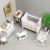 Bonecas 5pcsset 1/12 móveis de casa de bonecas branco berço de bebê cadeiras de jantar cadeira de cavalo de balanço armário de decoração de quarto infantil conjuntos 230922