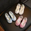 Baskets Hanfu chaussures enfants filles tissu brodé Style chinois papillon dentelle délicate fleur ancien concepteur 230922