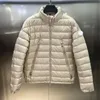 Diseñador para hombre abajo cuello alto chaqueta de invierno para mujer con capucha luz color sólido cremallera estilo chaqueta 002