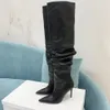 Amina Muaddi Spitzschuh, Stiletto-Absatz, oberschenkelhoch, Top-Qualität, gestapelte Stiefel, Kniestiefel, Top-Qualität, Chamois-Slip-on, 95 cm, Damen-Designer-Schuhe