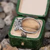 Eheringe Huitan Minimalistischer Princess Cut Quadratischer Zirkonia Ring für Frauen Verlobungszubehör Modeschmuck Tropfen