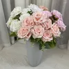Fiori decorativi Fiore di rosa artificiale Bouquet floreale Decorazione della casa Tavolo da giardino Ornamento Regalo di festa di nozze Forniture per oggetti di scena