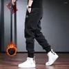 Pantalons pour hommes 2023 hiver velours côtelé peluche et épaissi décontracté noir tendance coupe ample disponible pour la vente en gros