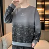 Sweter z długimi rękawami dla mężczyzn w jesieni 2023 Nowy top trend luźne, dopasowanie swobodne i wszechstronne dla młodych ludzi przystojna koszulka okrągła szyja