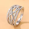 ウェディングリングHuitan Trendy Women Infinity Shaped Luxury Cubic Zirconia Gorgeous Bridal Band Engagement Party Jewelry