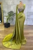 2023 Pailletten Perlen Meerjungfrau Abendkleider Olivgrün Arabisch Formale Partykleider Cape Sleeve Satin Prom Kleid für besondere Anlässe für Frauen