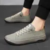 Sukienka buty Summer Sneakers Mężczyźni Wygodne oddychające lodowe jedwabne swobodne lekkie spacery płaski mężczyzna 230923