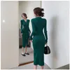 Базовые повседневные платья 2024 года, зеленая подкладка, новые осенние женские элитные зеленые, черные трикотажные платья-свитера, сексуальные темпераментные однобортные длинные платья с v-образным вырезом