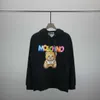 Maglione con cappuccio europeo alla moda Mos con motivo stampato a lettere colorate sul petto. Top unisex