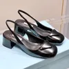 Klänningskor designers sandaler klassiker triangelknapp slingbacks 100% äkta läder 4,5 cm kattunge klack kvinnorsandal 35-41 designer sko med loppväska