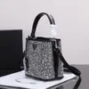 2023 Fashion Designer Bag Högkvalitativ Diamond Crystal Bucket Tygväska med imitationskristall och satinmaterial Läder Handväska Axel Evening Bag Purse Y1012