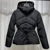 Down Designer Jacket Womens Borduurbadge Staande Kraag Capuchon Korte Verdikte Warme Puffer Jas Winterjas Maat 0/1/2/3