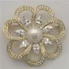 Broches en gros Style séduisant autriche Zircon incrusté cercle fleur FW blanc perle broche écharpe Clips broche pendentif