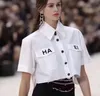 Camicette larghe da donna di design classico stile francese estivo Pantaloncini corti Camicie bianche stampate alla moda di Parigi