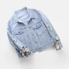 Manteau en denim de styliste pour femmes, écharpe en soie brodée de fleurs amples à la mode avec veste en jean pour femmes, nouvelle collection 2023