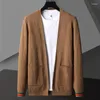 Suéter masculino europeu marca de alta qualidade de malha cardigan outono 2023 tendência escuro jacquard cor sólida xale bonito casual suéter casaco