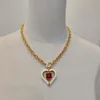 2023 Collier pendentif en forme de coeur de charme de qualité de luxe avec diamant rouge en plaqué or 18 carats avec boîte de timbre PS7520A239J