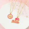 Colliers avec lettres Barbies mignonnes, pendentif rond de couleur rose avec chaîne à maillons dorés, bijoux de fête princesse pour filles, breloques, accessoires de Design de mode, cadeaux pour femmes