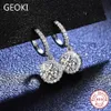 Dangle Kroonluchter Geoki Geslaagd voor Diamond Test 1Ct Totaal 2 Ct Ronde Perfect Cut D Kleur VVS1 Moissanite Drop Oorbellen 925 Steling S276w