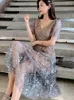 Podstawowe sukienki swobodne 2024 Wysokiej jakości luksusowy design sukienka startowa 2023 NOWOŚĆ SEXY SEXY VIC-DNECK CEKIN SURES MIDI SURES