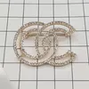 Classique Marque De Mode Designer Design Double Lettre Or Cryatal Broche Femmes Perle Strass Broche Costume Laple Pin Mode Jewel254R