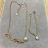 Naszyjnik wiszący miumius projektant luksusowy moda perła wszechstronna prosta i wysokiej jakości metalowy liter francuski naszyjnik bransoletka rękodzieła