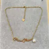 Hanger Ketting Miumius Designer Luxe Mode Parel Veelzijdig Eenvoudig En Hoogwaardig Metaal Letter Franse Ketting Armband Handwerk Ketting Cadeaus Voor Vrouwen