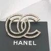 Classique Marque De Mode Designer Design Double Lettre Or Cryatal Broche Femmes Perle Strass Broche Costume Laple Pin Mode Jewel254R