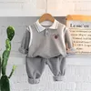 Kläder sätter hösten Childrens Cute Cartoon Bear Longsleved Suit Boys and Girls Lapel Sweater Sports Baby Twopiece 230923