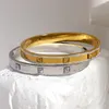 Bangle Dodohao Trendy Metal Texture Gold Silver Color Rhinestone Rivet rostfritt stål armband för kvinnor handledsmycken