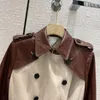 Dames leren gevlochten kraag patchwork korte stijl trenchcoat schapenvacht. Senior roodbruine kleur passend bij zacht knap effect