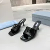 デザイナースリッパ女性スリッパチェックサンダルトライアングルロゴハイヒール特許革サンダル純粋な色フロップフロップスレタースライド厚いかかと靴スクエアヘッドスライド