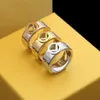 Europa America Fashion Style Lady Donna Acciaio al titanio inciso F Lettera oro 18 carati Scava fuori anelli larghi Taglia US6-US9251P