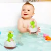 Bath Toys Baby Bath Toys Dinosaur Automatic Fountain Spray Water Bathtub Pool Uppladdningsbar Duschleksaker Lyser upp badrumsbad Tub Tappa Toy 230923