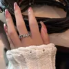 Ring Miumius Designer Luxury Fashion Opening Letter Inlaid Diamond Pappering Finger Ring Fairy Exquisite Sense Versatile Ins Jewelry Perfekt för flickors semestergåvor