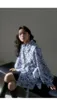 Kadın bluzları Tasarım Blue Stripe Baskılı Uzun Kollu Gömlek İlkbahar ve Sonbahar Şık Kadınsı Tarz Gevşek Tek Kesin Kısacası