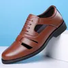 Sandaler Mäns ihåliga andningsbara 2023 Summer Solid Color Classic Casual Business Shoes Bekvämt icke-halkläder