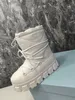 Nylon-Gabardine-Snow-Party-Stiefel Tech Dynamic Charm mit geprägtem Sohlenmuster, emailliertem Metalldreieck mit Box