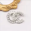 Luksusowa marka marki Letter broszki 18k złoto plisowany wkładka kryształowa broszka biżuteria broszka moda urok Pearl Pin Marry Party Party Prezent Accessorie