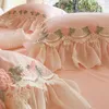 Set di biancheria da letto Set romantico Lusso francese Matrimonio Fiori Ricamo Bordo in pizzo Lenzuolo copripiumino in cotone lavato per ragazze