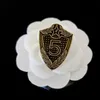 Vintage Shield No5 Brosch med Stamp Retro Letter Brosch Suit Lapel Pin Fashion Jewelry