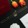 Halsband valentian nu designer lyx mode kvinnan ny V-bokstäver koreansk version halsband armband runda pärlkedja minimalistisk ins full diamanthänge